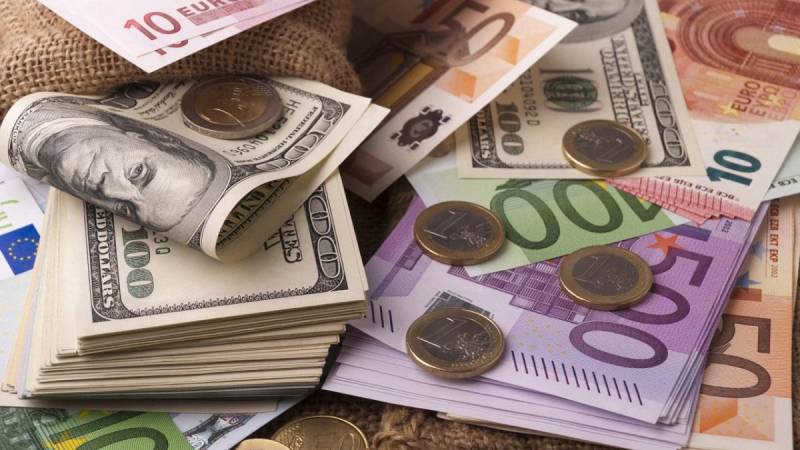 Аналитики дали советы россиянам, у которых на руках еще остались доллары 