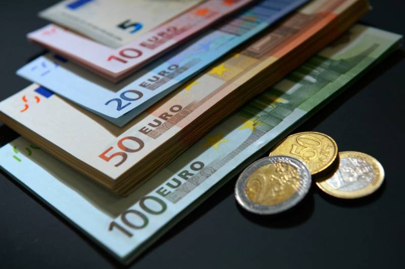 Сколько будет стоить доллар и евро после майских праздников 2022 года в России