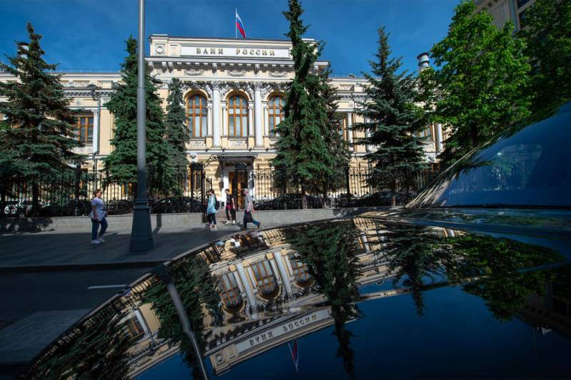 Банк России опустил рубль, как регулятор объяснил неожиданное решение 