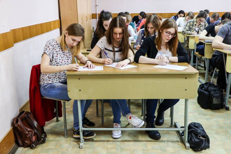  Какие соцпособия хотят платить школьникам и студентам к новому учебному году депутаты Госдумы