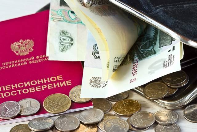 Надбавка в 3 200 рублей за трудовой стаж 20 лет, что за новая выплата и кому полагается в России