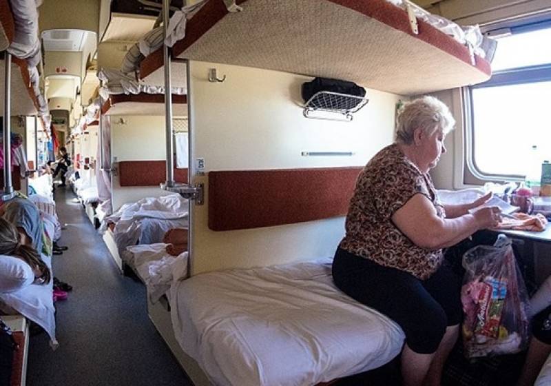 В РФ с 2023 года пассажиры верхних полок поездов получат право занимать нижние
