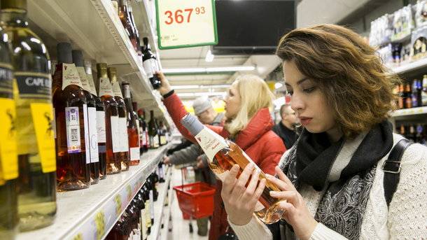 Купить можно, но по пластику: почему алкоголь и сигареты в России будут продавать только по банковским картам